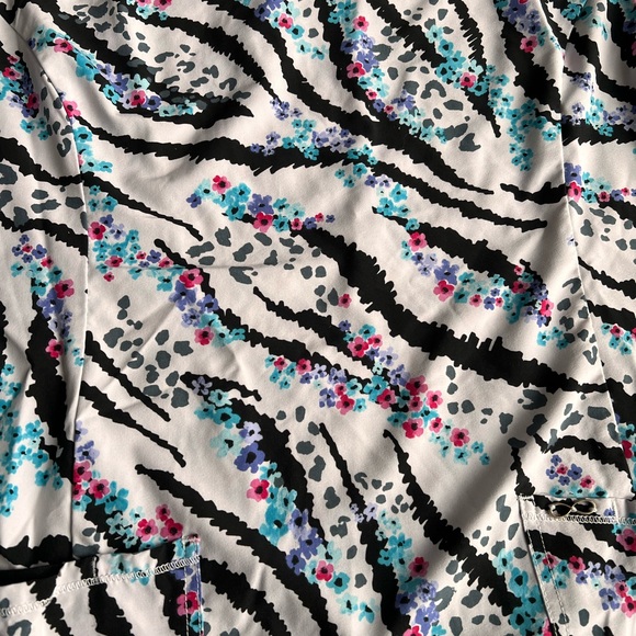 Woman’s size Large Cherokee Infinity scrub top zebra print - Picture 3 of 8